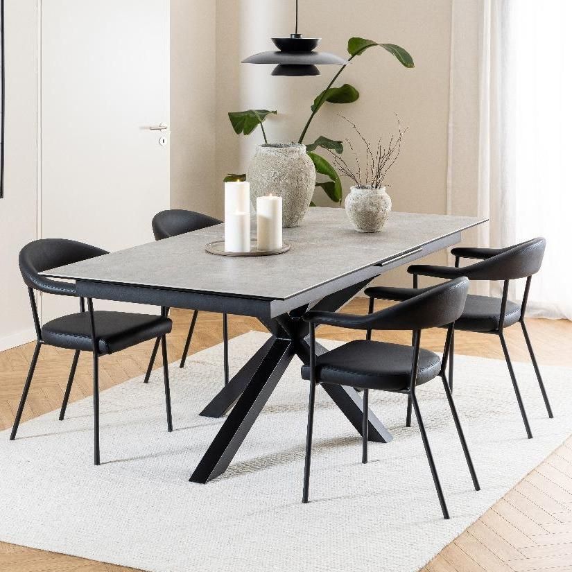 Nøra Havn armstoel | zwart metaal onderstel | PU leer - zwart