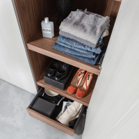 Rens 3-deurs wandkast 165 cm notenhout kiezelgrijs van het woonmerk Woood