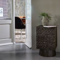 Crumble carved nachtkastje met lades mangohout - walnoot